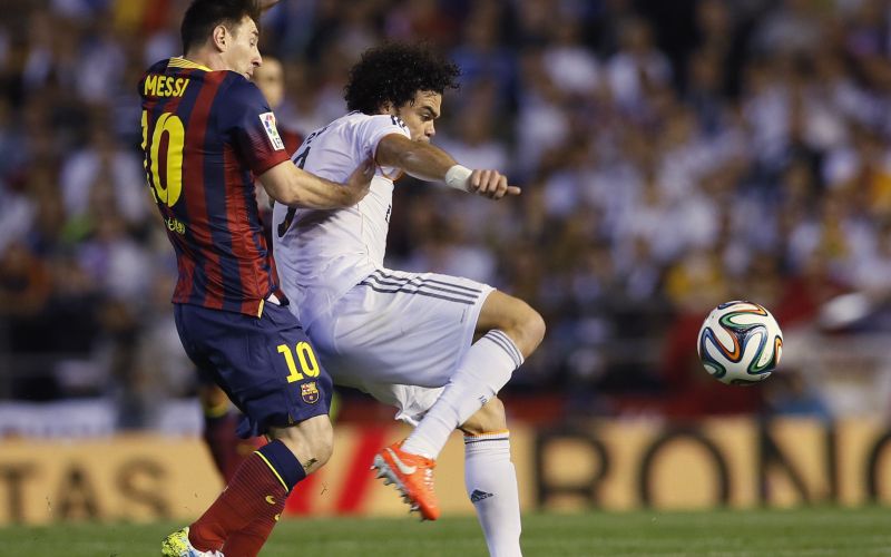 756-12-13-messi-pepe re.jpg
