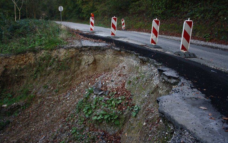 cesta, poškodovana