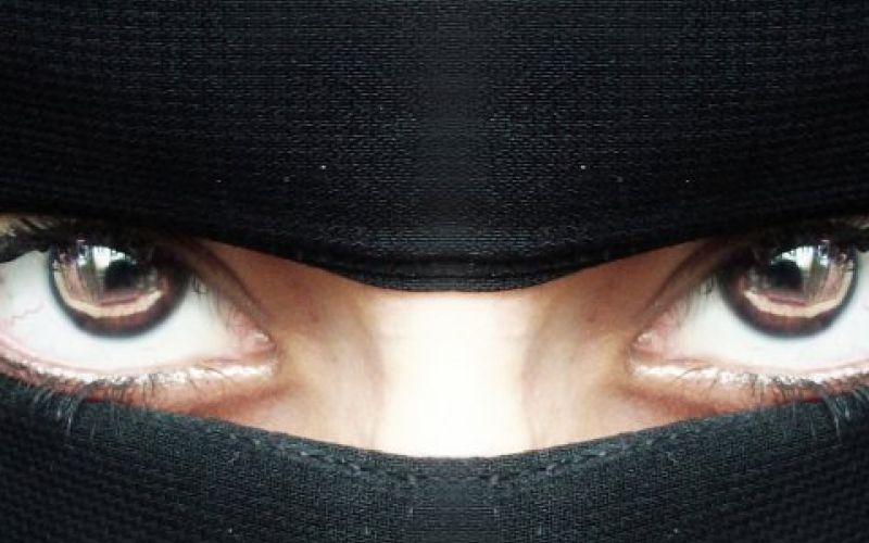 Muslimanka, burka, oči