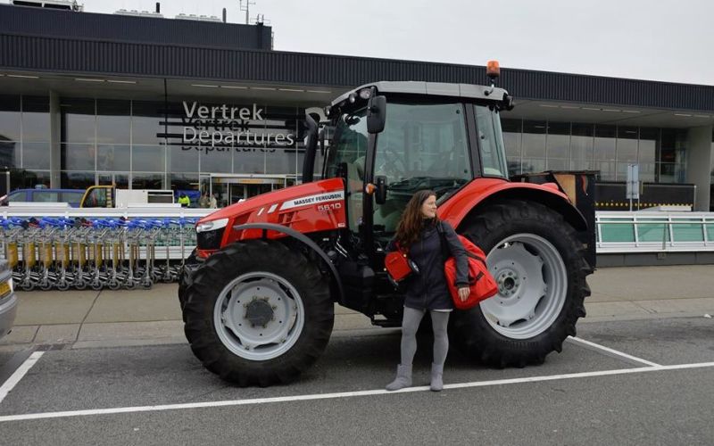 Traktor, ženska.jpg