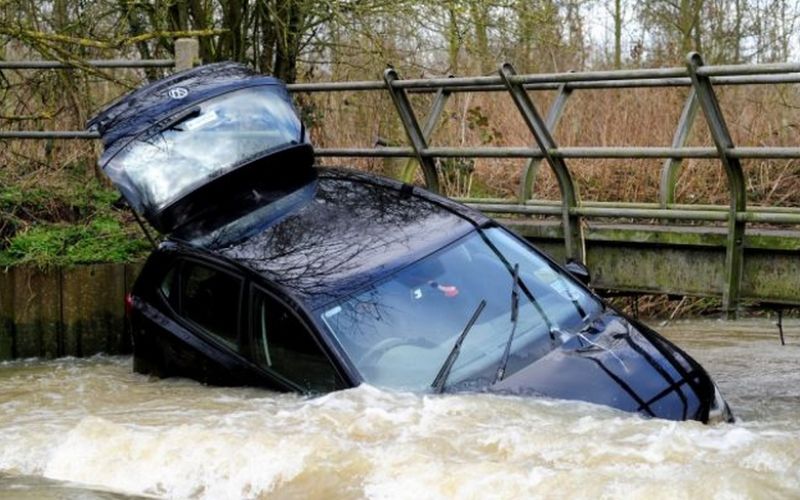 avto potok poplave reševanje.jpg