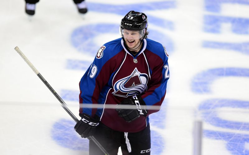 nathan mackinnon re.jpg