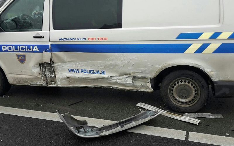 policijski avto, poškodovan1.jpg
