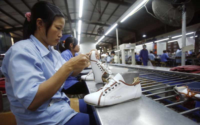 zenska delavka vietnam sweatshop proizvodnja delo.jpg