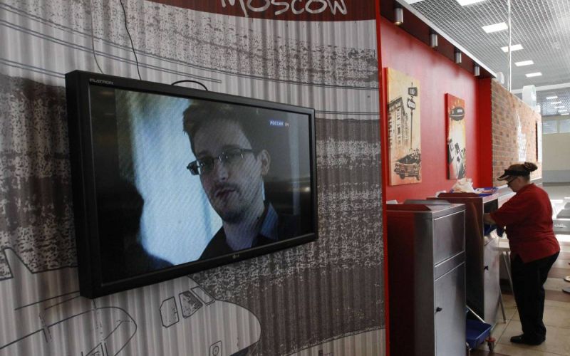 2013-06-26T101204Z_1938339211_GM1E96Q1EGE02_RTRMADP_3_USA-SECURITY-RUSSIA-SNOWDEN.JPG