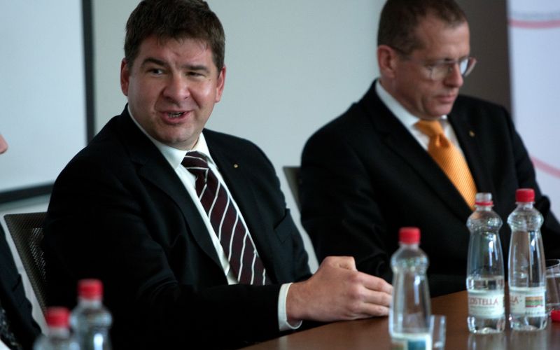 robert licen.jpg