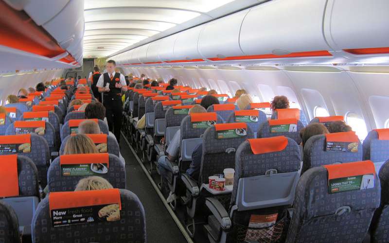 easyjet letalo stevard.jpg