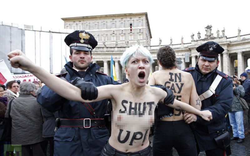 femen aktivistka joške vatikan protest