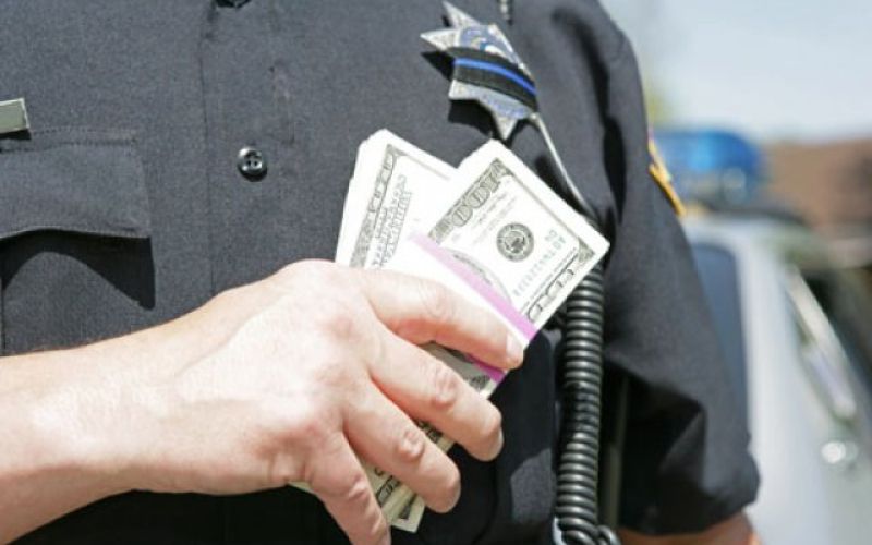 policist denar podkupnina