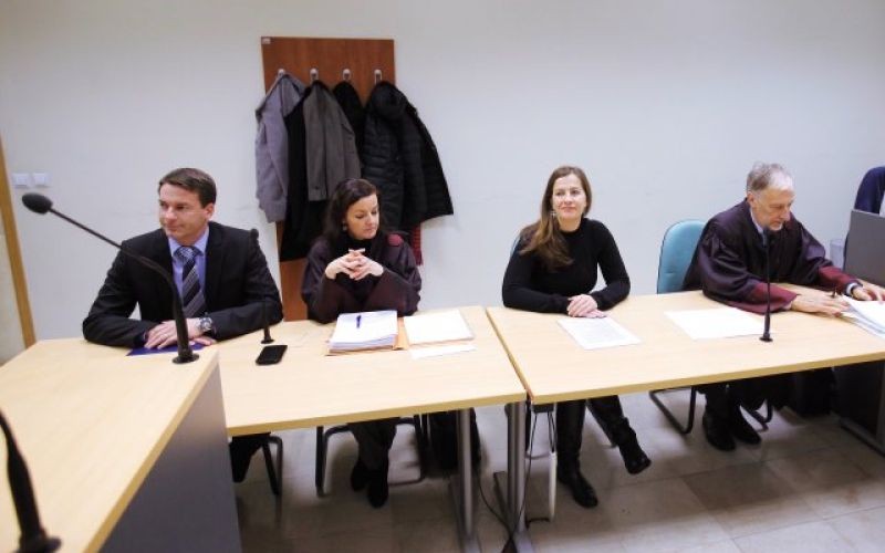 Obdolžena nekdanji direktor Sove Sebastjan Selan (skrajno levo) in novinarka Anuška Delič (druga z d