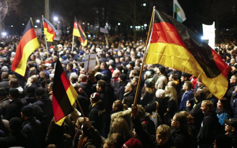 nemcija pegida protest zastava.jpg