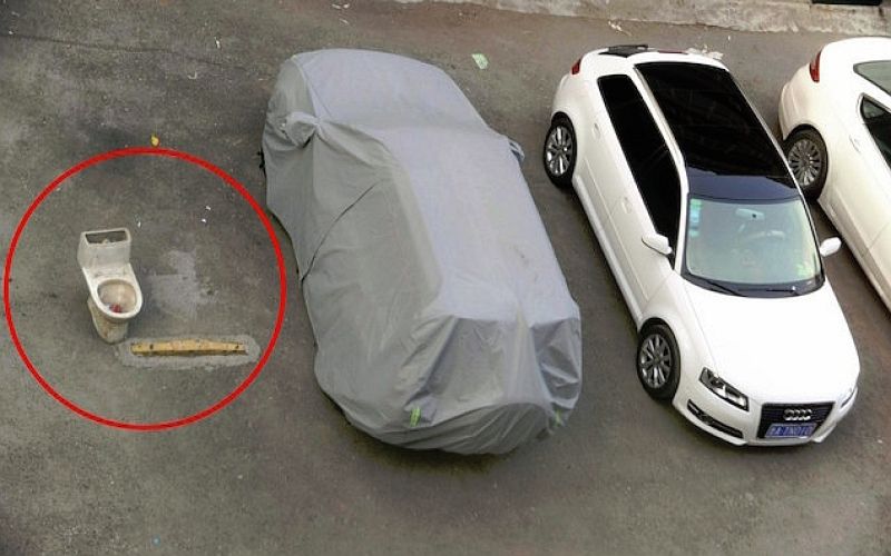 školjka, parkirišče.jpg