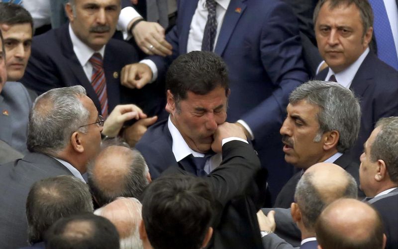 pretep turčija parlament poslanci tony