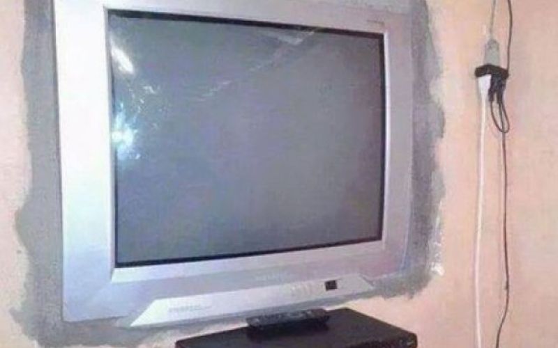 Televizijo je zazidal v steno.jpg