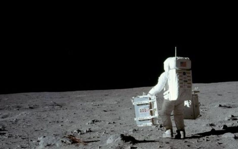 Apollo, Luna, pristanek 1.jpg