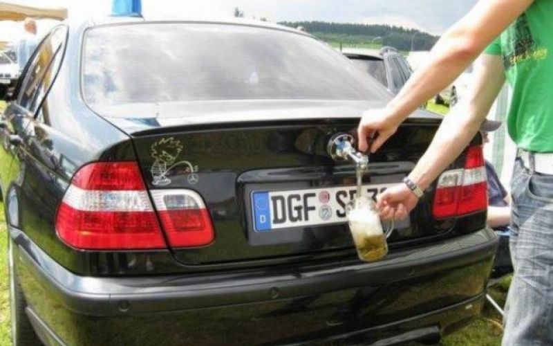 V prtljažniku ima sodček piva.jpg