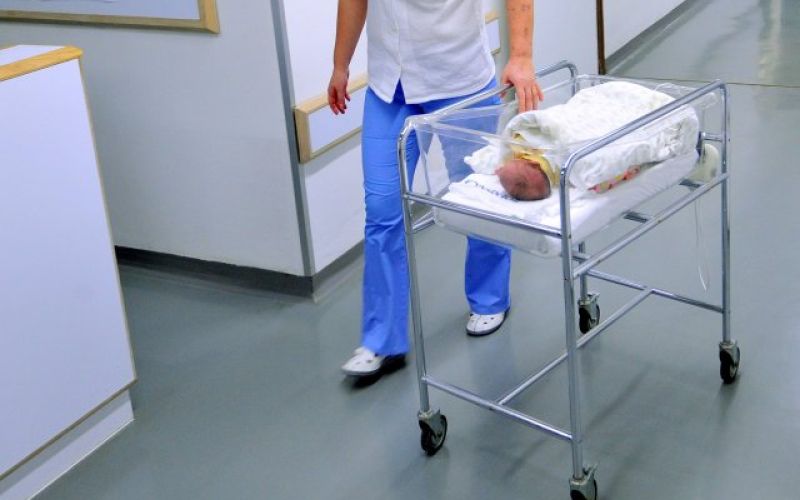 porodničar, bonišnica, novorojenček, dojenček, medicinska sestra