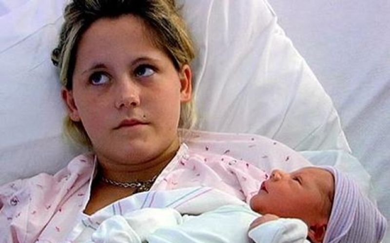 mladoletno mladoletnice mama otrok dojenček porod tony