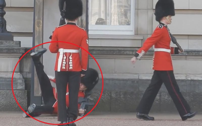 straža london buckinghamska palača.jpg