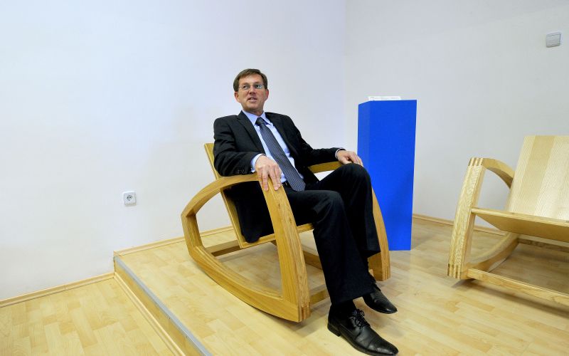 Miro Cerar počiva ful.jpg