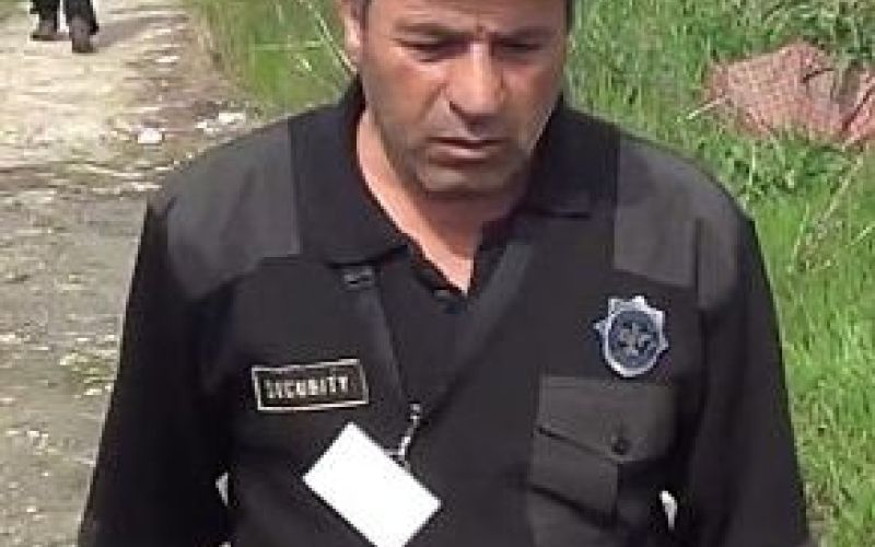 Varnostnik iz gotove smrti je rešil malo punčko.jpg