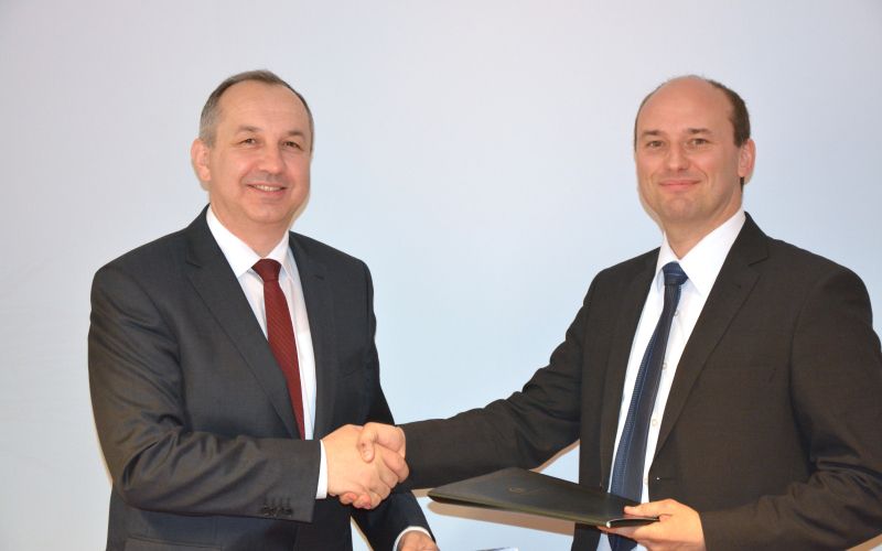 Mufti Nedžad Grabus in predstavnik podjetja Gorenje projekt Uroš Razdevšek.jpg