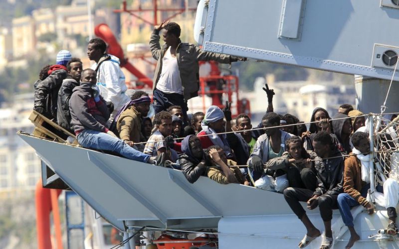 migranti ladja vojska italija begunci sredozemsko morje sredozemlje.jpg