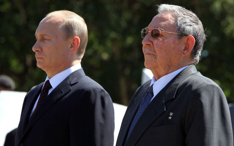 raul castro vladimir putin.jpg