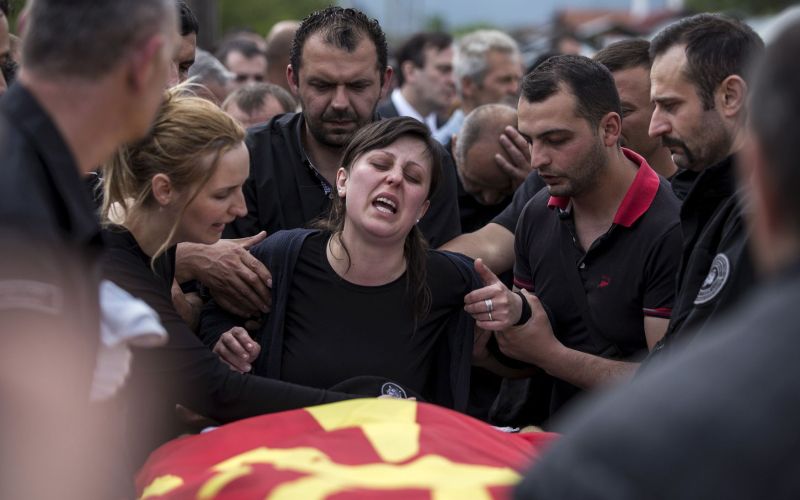 pogreb, kumanovo, žrtve, svojci.jpg