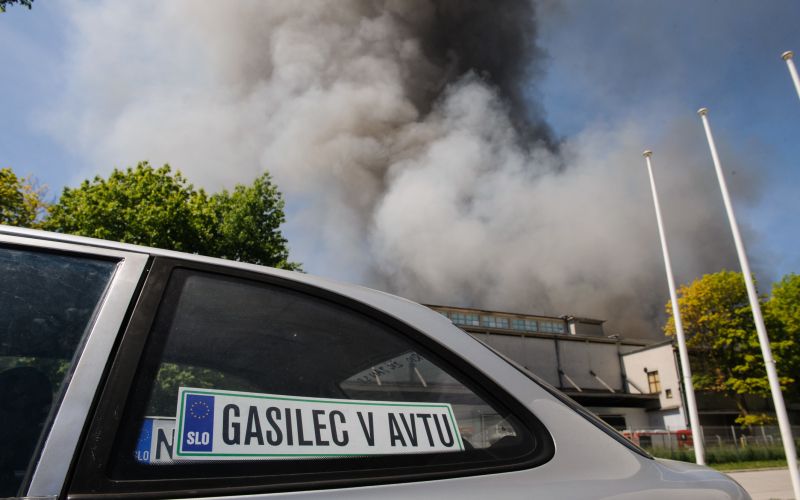 pozar zalog hladilnica mercator gasilci gasenje dim (3).jpg