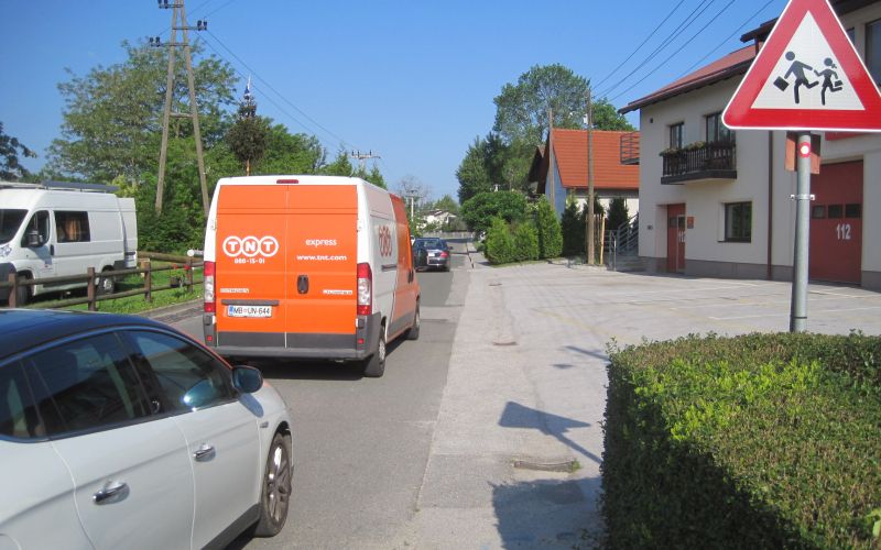 Avtobus cakajo v hisi - 1.JPG