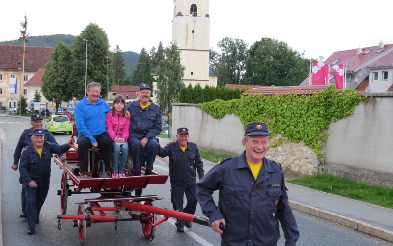 Veterani so na obnovljenem vozu do gasilnega doma peljali preddvorskega župana.JPG
