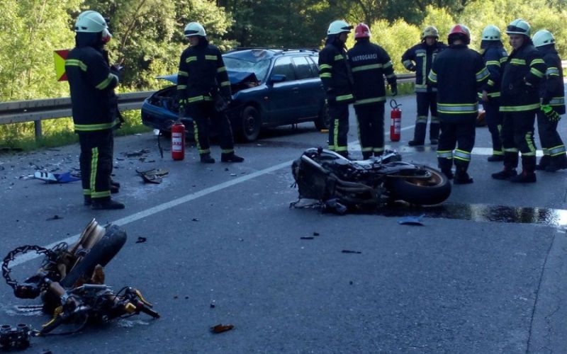 V prometni nesreči se je hudo poškodoval motorist