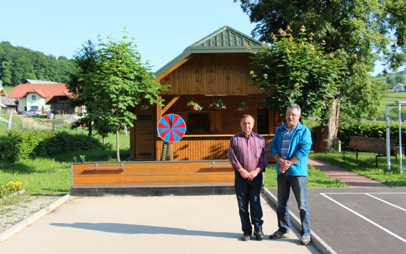drago_retelj_in_joze_saje_pred_brunarico_na_urejenem_drustvenem_prostoru.jpg
