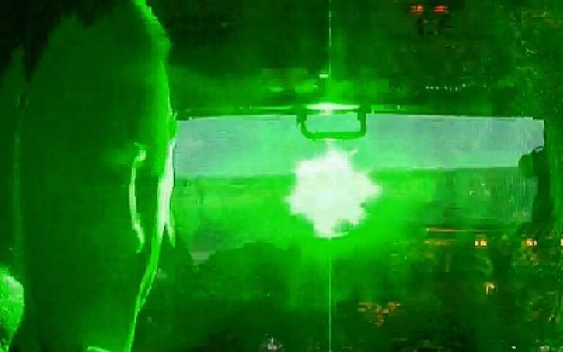 zaslepitev, pilot, laserski kazalnik.jpg