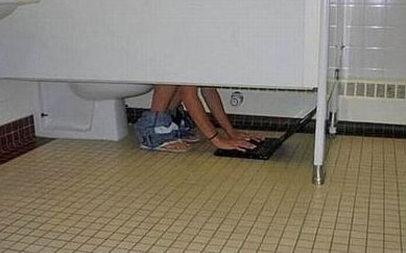 Uporaba računalnika na WC-ju.jpg