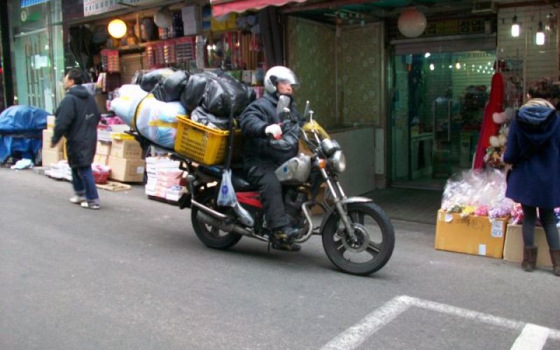 Veliko je natovoril na motor.jpg