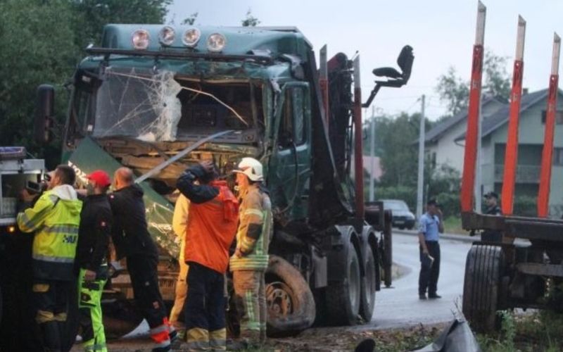 Povzročitelj v nesreči zadobil hude poškodbe
