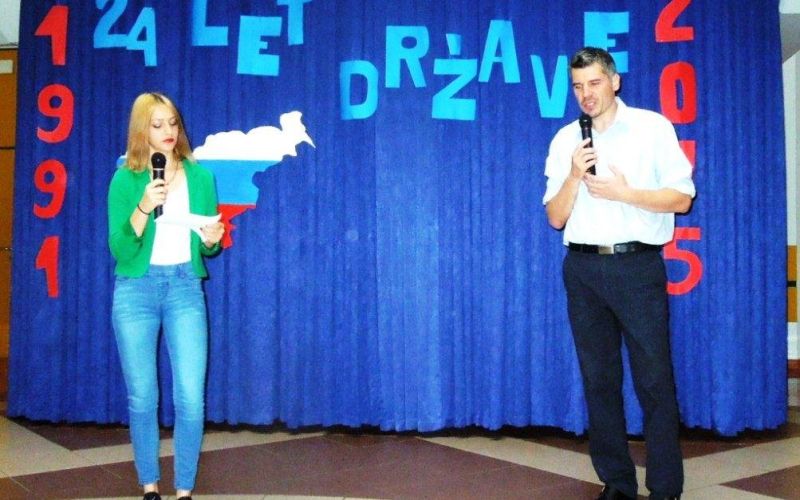 dijakinja_kaja_setinc_in_profesor_boris_ambroz_med_intervjujem_o_nastanku_slovenske_drzave.jpg