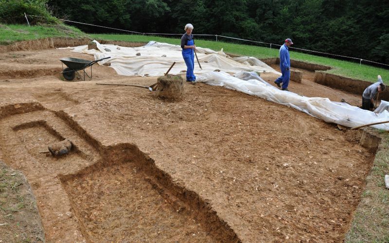 novo mesto arheoloske najdbe arheologi izkopavanja kapitelj.jpg