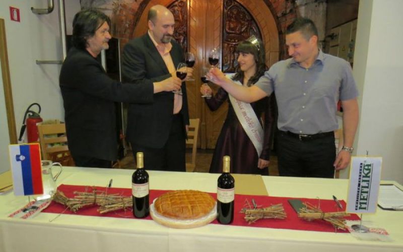 Predsednik TD Vigred Rudi Vlašič, župan Darko Zevnik, kraljica metliške črnine Katja Jakljevič in di