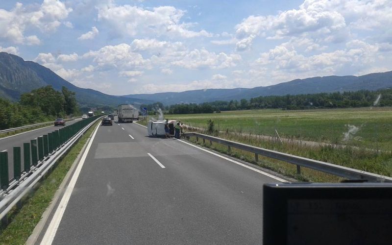 Nesreča, prevrnjen bel avtomobil, Vipava.jpg