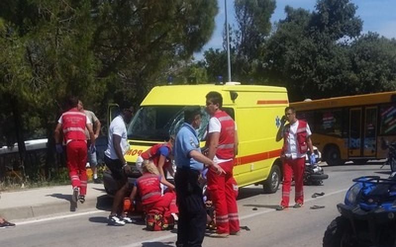 Motorist na otoku Pag trčil v reševalno vozilo