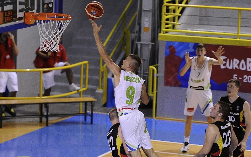 mesicek u20 1.jpg