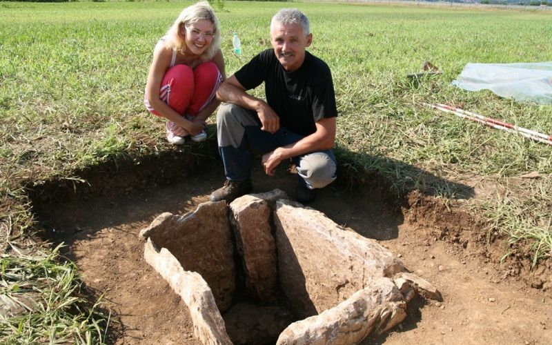 najditelj_alojz_bogolin_in_njegova_hci_ob_najdbi.jpg