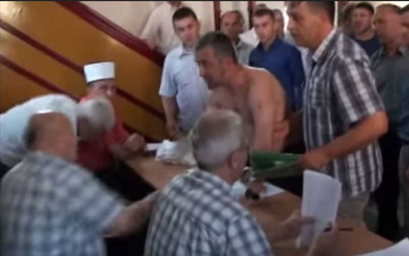Pretep v džamiji v Veliki kladuši