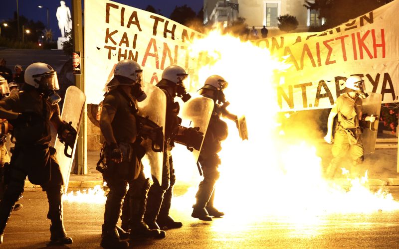 grcija protest molotovka policija.jpg
