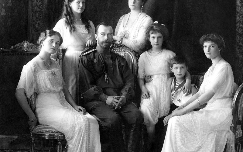 Car nikolaj II z družino