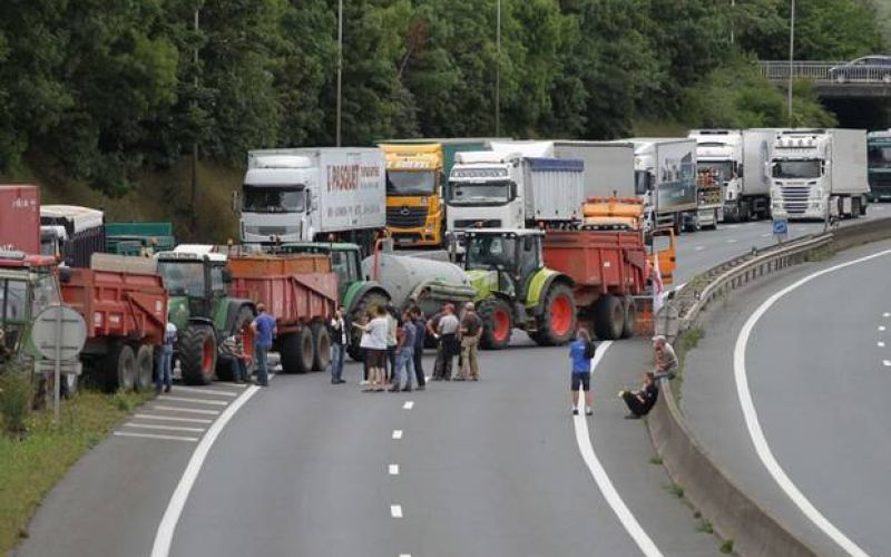 25-Farmer-Blockade-AFP.jpg
