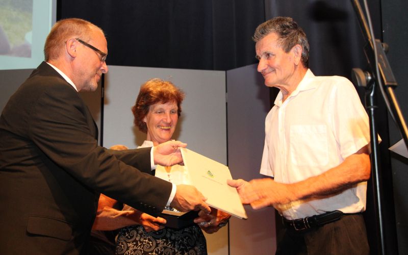 Milena in Jože Fabijan prejemata grb občine Dolenjske Toplice